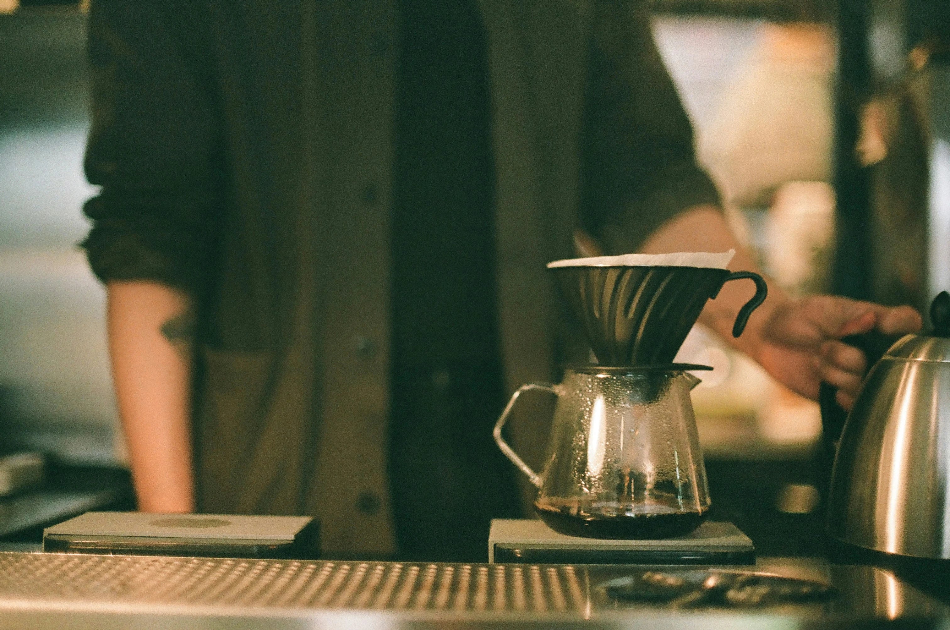 Handfilter aus Glas für die Zubereitung von frisch gebrühtem Filterkaffee