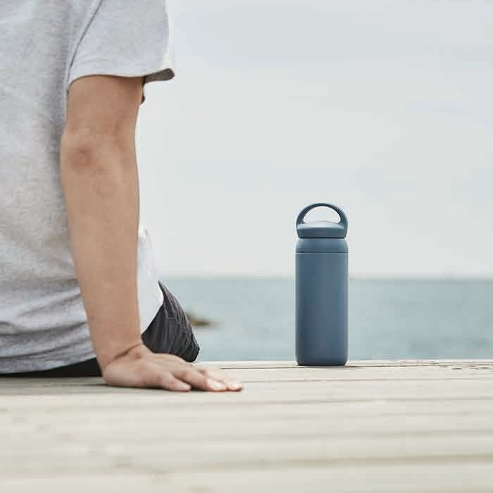 Kinto Day Off Travel Tumbler – 500 ml Vakuum-Isolierte Flasche